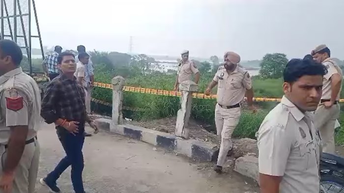 Delhi: ఢిల్లీలో ఘోరం.. ఫ్లైఓవర్ సమీపంలో మహిళ శరీర భాగాలు లభ్యం