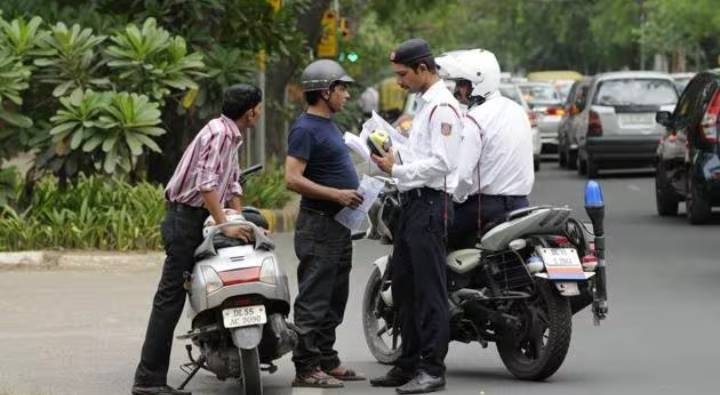 Delhi Traffic Challan: విరుచుకుపడ్డ ట్రాఫిక్ పోలీసులు..  5 రోజుల్లో 12000 చలాన్లు