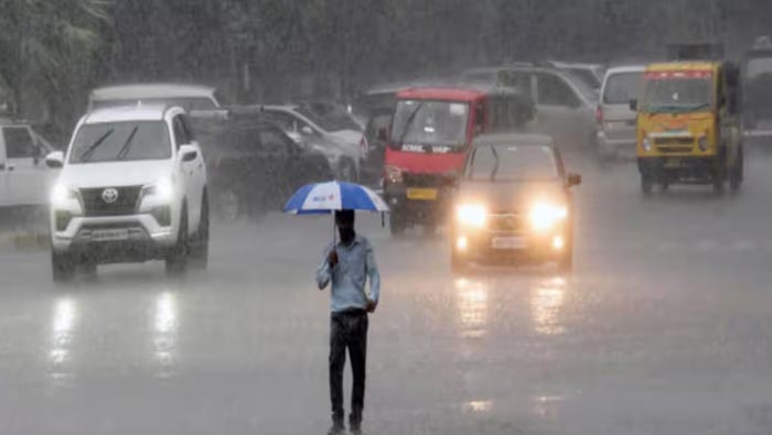 Delhi Rains: ఢిల్లీలో మరోసారి భారీ వర్షం.. స్తంభించిన జనజీవనం