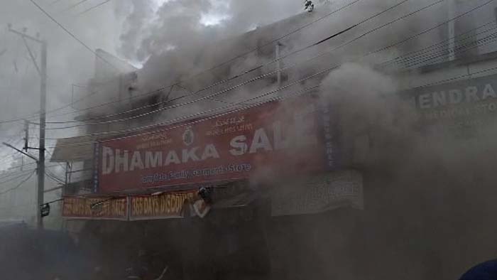 Fire Accident: సికింద్రాబాద్‌ పాళికా బజార్‌లో భారీ అగ్నిప్రమాదం.. బట్టల షాప్‌ లో చెలరేగిన మంటలు