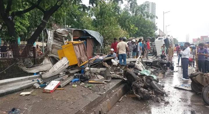 Fatal Accident: ముంబైలో ఘోర రోడ్డుప్రమాదం.. నాలుగు వాహనాలను ఢీకొట్టిన మిక్సర్ వాహనం
