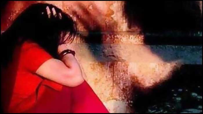 Police Harassment: స్టేషన్‌లో ఎస్సై వికృత చేష్టలు.. మైనర్ దుస్తులు విప్పించి, ఫోటోలు తీసి..