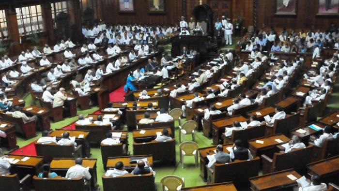 Karnataka Assembly:  కర్ణాటకలో అసెంబ్లీలోకి అజ్ఞాతవ్యక్తి ..  ఏకంగా ఎమ్మెల్యే సీట్లోనే కూర్చొని ..