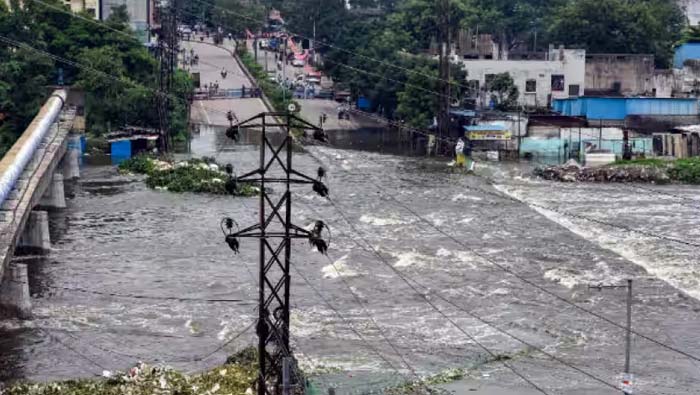 Kerala Rains:  కేరళలో భారీ వర్షాలు.. పాఠశాలలు మూసివేత