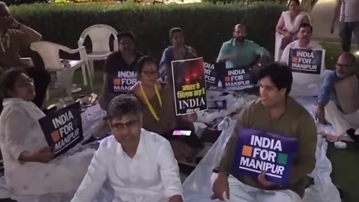 MPs At Parlament:  పార్లమెంట్ ఆవరణలో రాత్రంతా విపక్ష ఎంపీల నిరసన దీక్ష.. మణిపూర్ పై ఆరని మంటలు