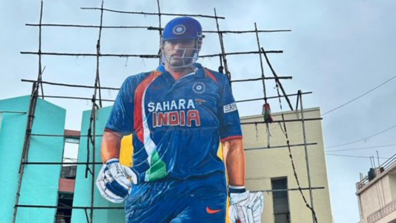 MS Dhoni Birthday: కటౌట్ చూడు డూడ్.. ఎంఎస్ ధోనీపై తెలుగు ఫాన్స్ అభిమానం మాములుగా లేదు!