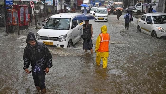 Maharashtra Rains: ముంబ‌యిలో భారీ వ‌ర్షాలు.. పాల్ఘర్, థానేలో స్కూళ్లకు సెల‌వులు