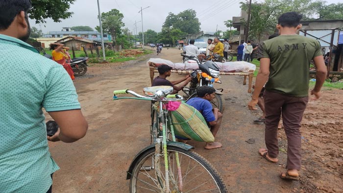 Maharastra: మహారాష్ట్రలో హృదయవిదారకమైన ఘటన.. బైక్‌పై మృతదేహం తరలింపు