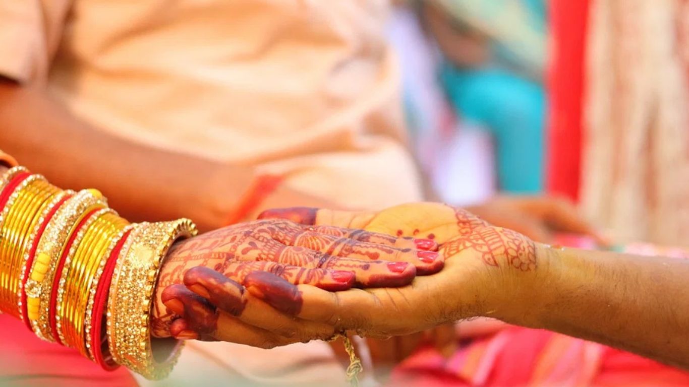 Odisha Love Story: అతనికి 76, ఆమెకు 47.. లేటు వయసులో చిగురించిన ఘాటు ప్రేమ!