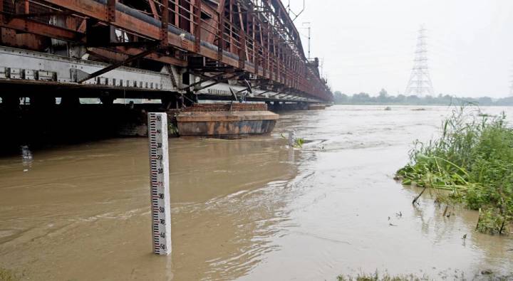 Delhi Yamuna Flood: ఢిల్లీలో 45 ఏళ్ల రికార్డు బద్దలు.. యమునకు పెరిగిన నీటి మట్టం.. 144సెక్షన్  అమలు