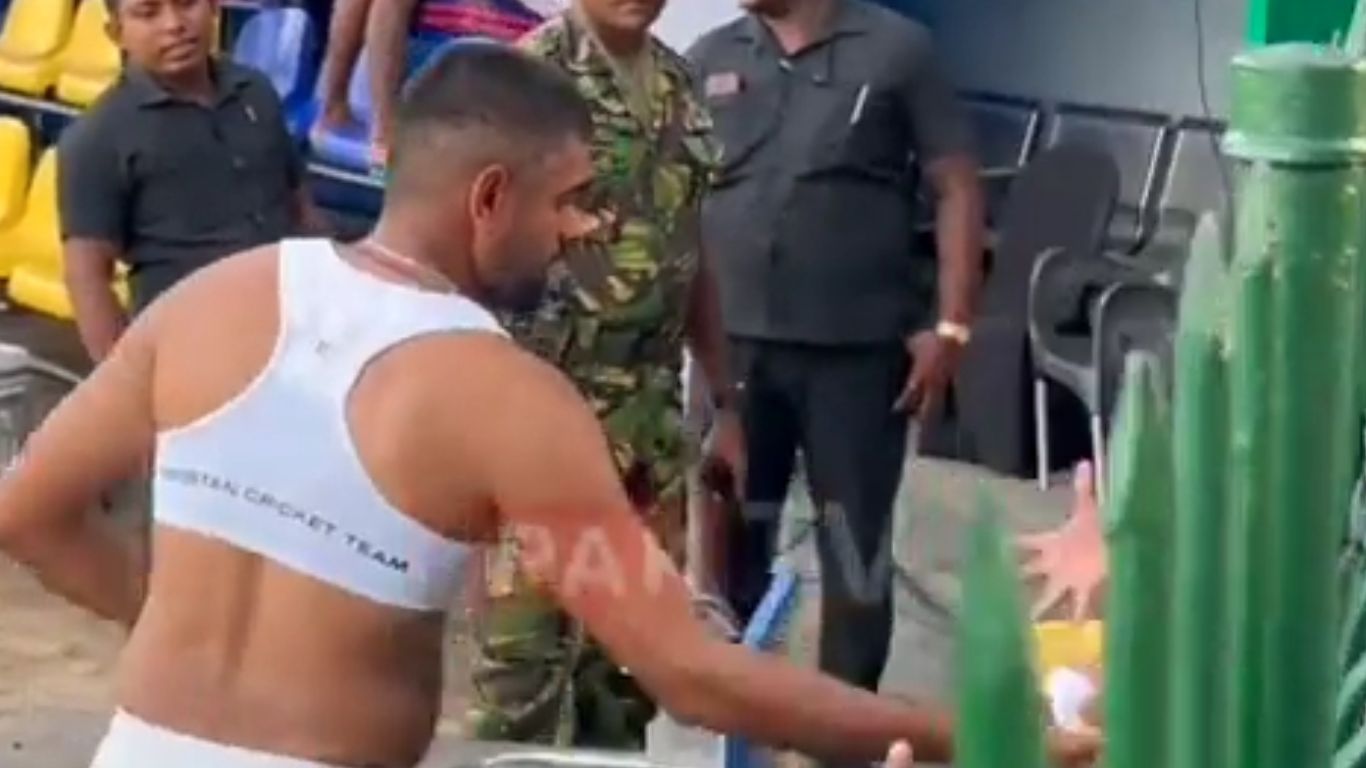 Babar Azam Sports Bra: మైదానంలో టీ-షర్ట్ విప్పిన పాక్ కెప్టెన్ బాబర్ ఆజామ్.. స్పోర్ట్స్ బ్రా చూసి షాక్ తిన్న ఫాన్స్!