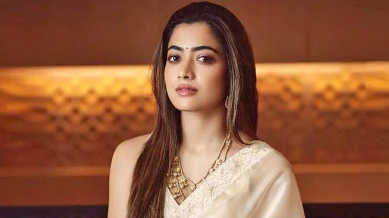 Rashmika Mandanna Selfie: సెల్ఫీ కోసం ఎగబడ్డ ఫాన్స్.. అభిమాని చేసిన పని షాక్ తిన్న రష్మిక మందన్న!