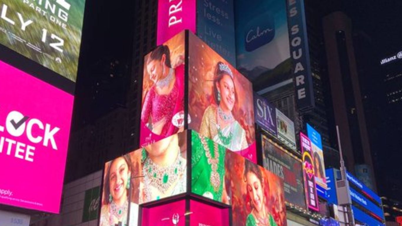 Sitara Commercial Ad: సితార తొలి కమర్షియల్‌ యాడ్‌.. టైమ్‌ స్వ్కేర్‌పై ఫొటోల ప్రదర్శన!