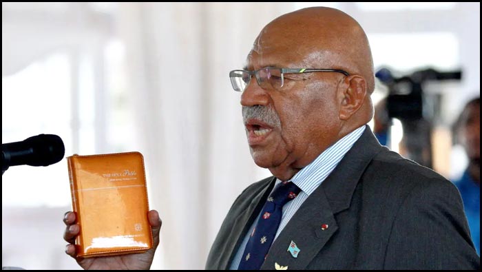 Sitiveni Rabuka: మొబైల్ ఫోన్ మోజులో.. ధబేల్‌మని జారిపడ్డ ప్రధాని