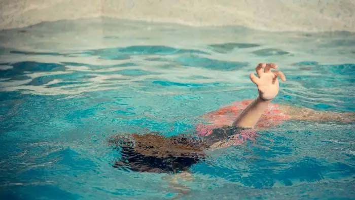 Swimming Pool: ఆడుకుంటూ స్విమ్మింగ్ పూల్‌లో పడ్డ బాలుడు.. ఆతరువాత!