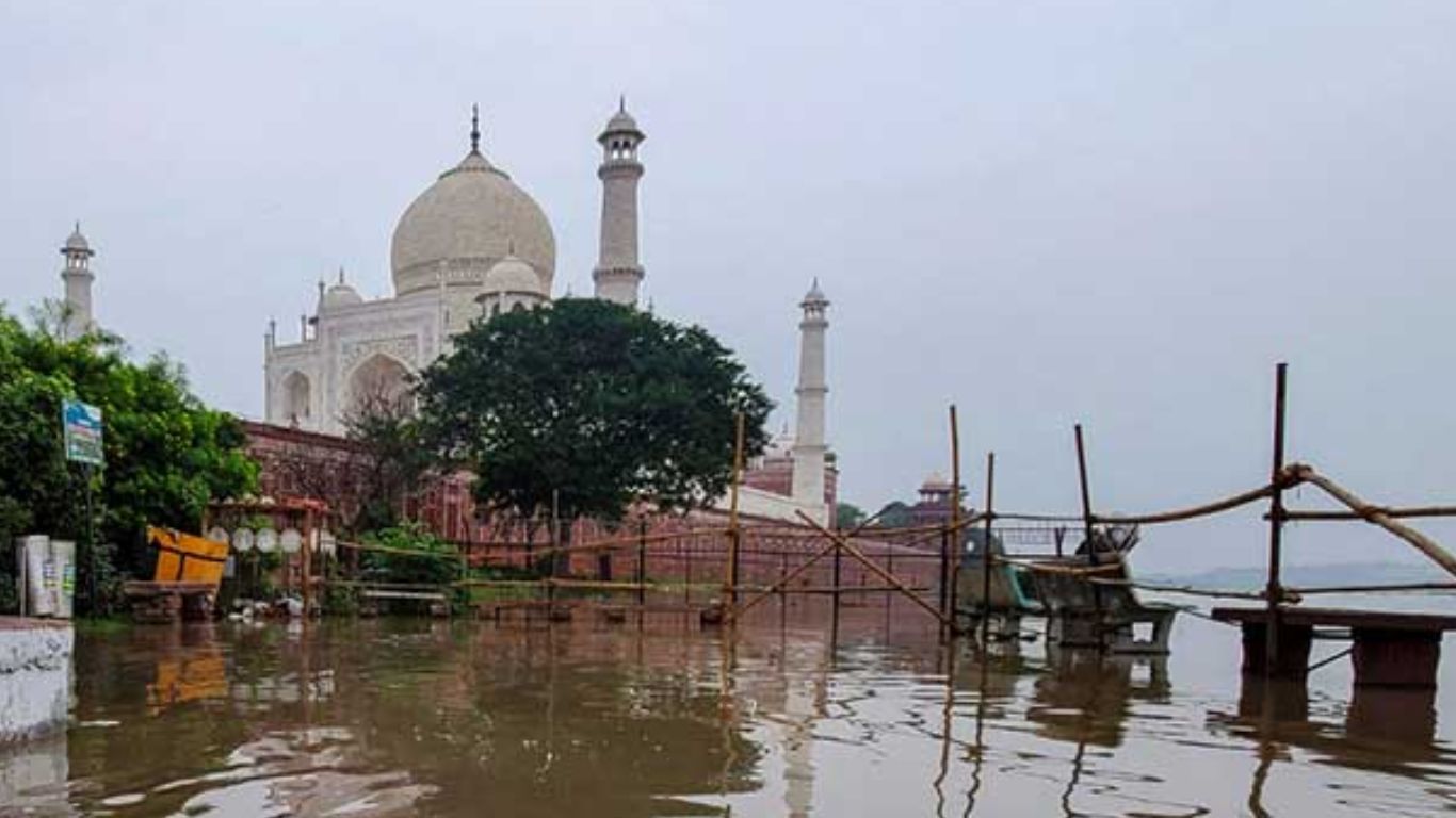 Taj Mahal: తాజ్ మహల్ గోడలను తాకిన యమునా నదీ జలాలు.. 45 ఏళ్లలో మొదటిసారి!