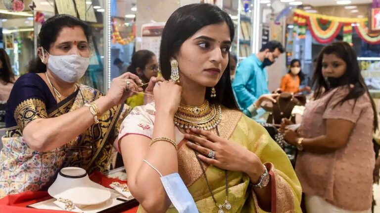 Gold Price Today: బంగారం ప్రియులకు గుడ్‌న్యూస్.. తగ్గిన పసిడి ధరలు!