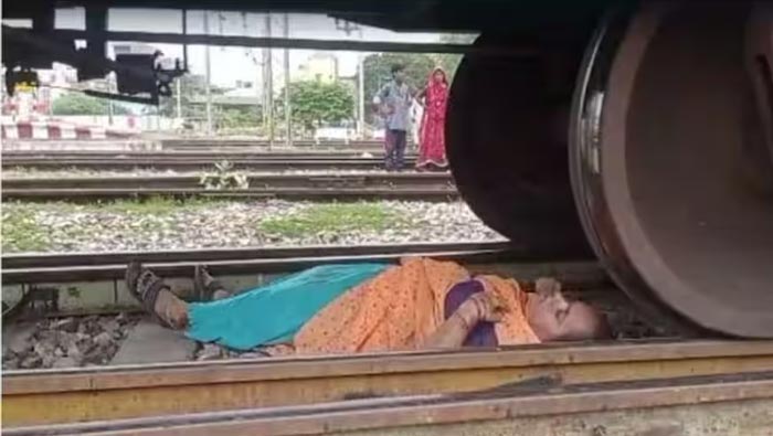 UtterPradesh Woman:  ఆమె మృత్యుంజయురాలు.. రైలు పట్టాలు రైలు మధ్యలో పడినా బ్రతికింది