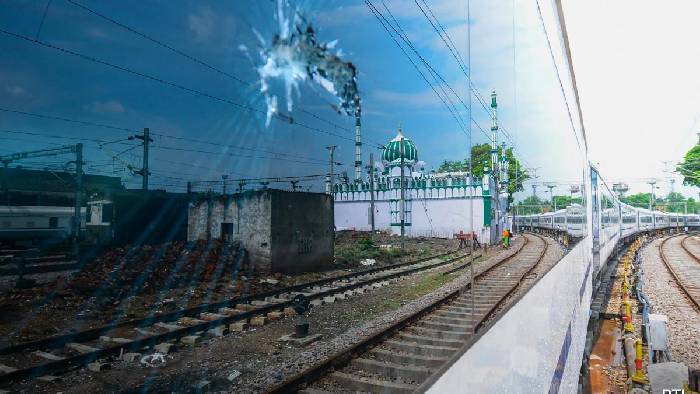Vande Bharat Express: మేకల మందను ఢీకొట్టిన వందేభారత్.. కోపంతో రాళ్ల దాడి..