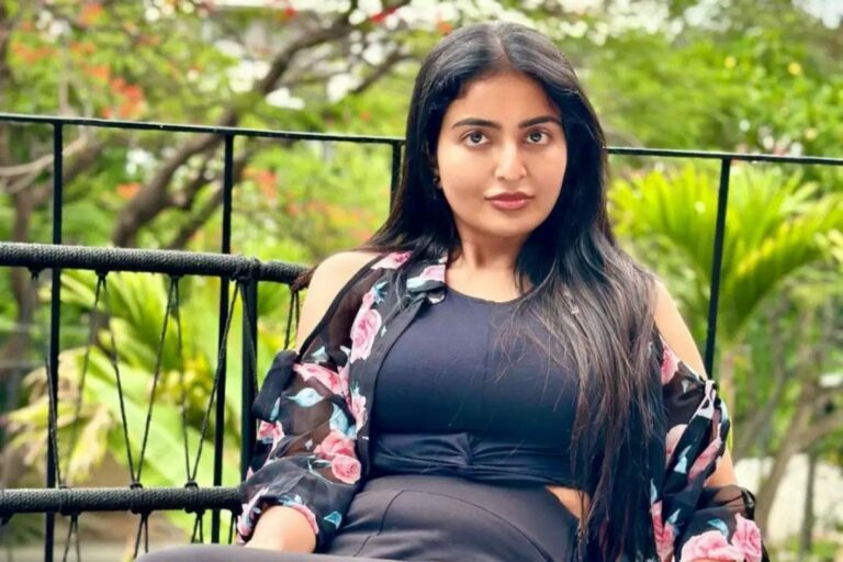Ananya Nagalla : టెంప్టింగ్ పోజులతో రెచ్చగొడుతున్న అనన్య..