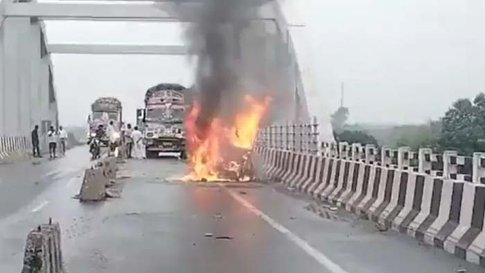 Road Accident: కారును ఢీకొన్న ట్రక్కు.. నలుగురు సజీవదహనం