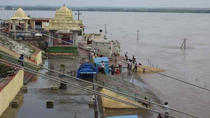 Bhadrachalam: నిన్నటితో పోలిస్తే కాస్త తగ్గిన గోదావరికి వరద..