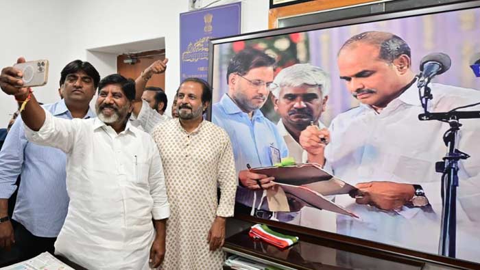 Bhatti Vikramakra : కాంగ్రెస్ ఏం ఇచ్చింది అనే వారికి సమాధానమే… సెల్ఫీ విత్ కాంగ్రెస్ డెవలప్‌మెంట్ ప్రోగ్రాం