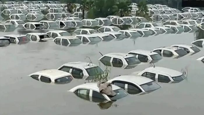 Heavy Rains: యూపీలో భారీ వర్షాలు.. నీట మునిగిన కార్లు