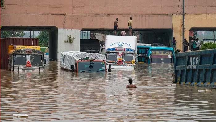 Delhi Floods: వరదల్లోనే ఢిల్లీ.. ప్రజల కోసం హెల్ప్⁭లైన్ నెంబర్లు