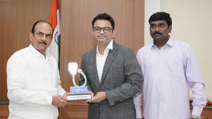 Doctor Raja : ఏవీఎస్ ఎండి డాక్టర్ రాజాకు ప్రజా డైరీ అవార్డు
