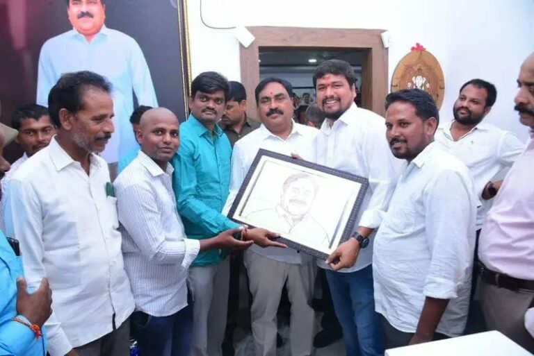 Errabelli :రక్తంతో ఎర్రబెల్లి అద్భుత చిత్రం…అభిమానం చాటుకున్న వీరాభిమాని..