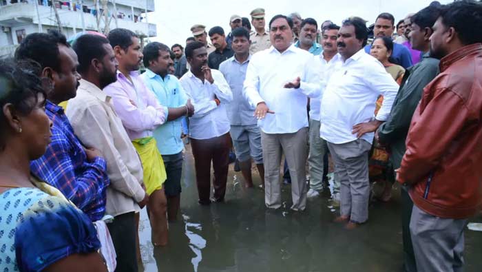 Errabelli Dayakar Rao : బాధిత కుటుంబాలను అన్ని విధాలుగా ఆదుకుంటాం