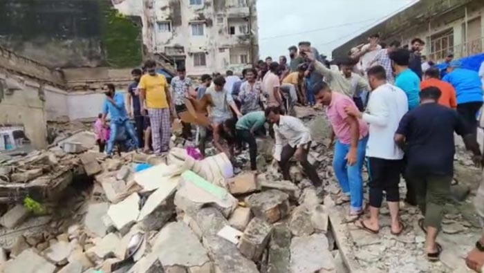 Gujarat Rains: గుజరాత్⁬లో వర్ష బీభత్సం.. కూలిన రెండు అంతస్థుల భవనం..!