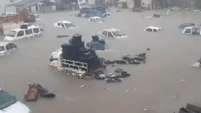 Heavy Rains: గుజరాత్⁬లో దంచికొడుతున్న వానలు.. వరదల దాటికి నీటమునిగిన కార్లు