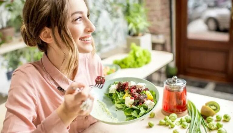 Health Tips : వీటిని రోజు తింటే యవ్వనంగా, మరింత అందంగా కనిపిస్తారు..!