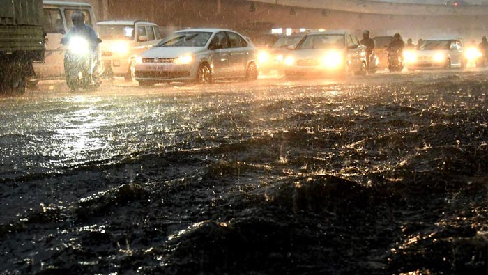 Heavy Rains: హైదరాబాద్⁬లో దంచికొడుతున్న వర్షం.. కుతుబ్ షాహీ మజీద్ పై పిడుగుపాటు