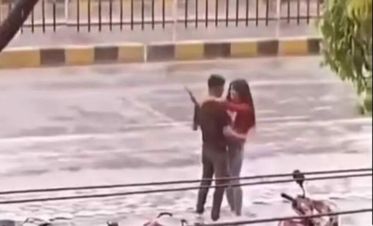 Viral Video: వర్షంలో తడుస్తూ డ్యాన్స్ చేస్తున్న లవర్స్.. ఇదేం పిచ్చి..