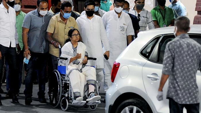 Mamata Banerjee: ఆస్పత్రి నుంచి మమతా బెనర్జీ డిశ్చార్జ్