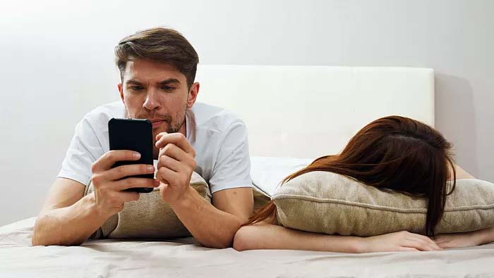 Phubbing: ఫోన్⁭తోనే ఎక్కువ టైం గడిపేస్తున్నారా.. మీ భాగస్వామితో ఇబ్బందులు తప్పవు..!