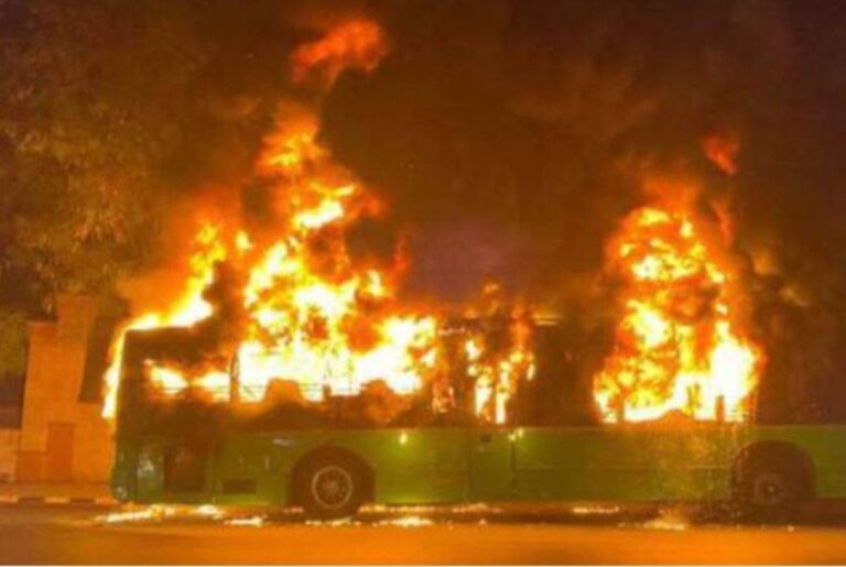 Hyderabad: రాజధాని బస్సులో చెలరేగిన మంటలు.. డ్రైవర్ అప్రమత్తంతో తప్పిన ప్రమాదం..