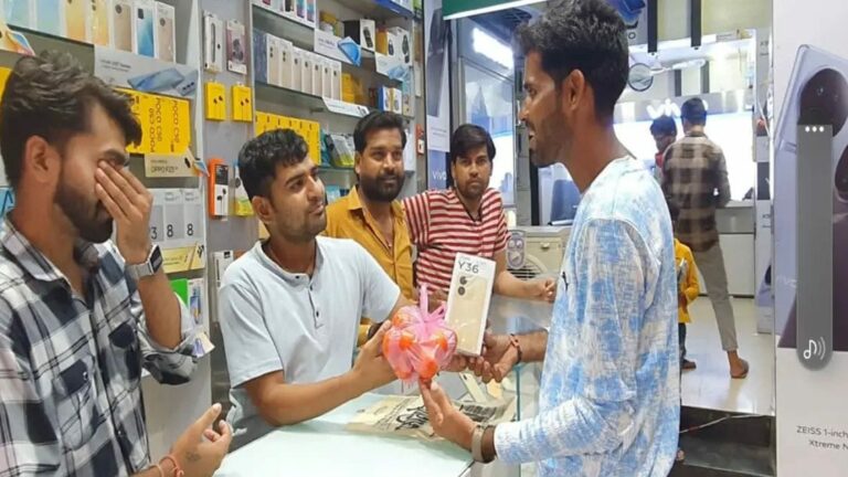 Viral News: స్మార్ట్‌ ఫోన్‌ కొంటే టమాటాలు ఫ్రీ..ఫ్రీ.. ఎక్కడంటే?