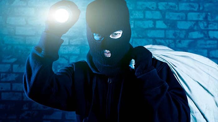 Huge Theft: భారీ చోరీ.. తాళాలు పగలగొట్టి బంగారం, వెండి, నగదు ఎత్తుకెళ్లిన దొంగలు