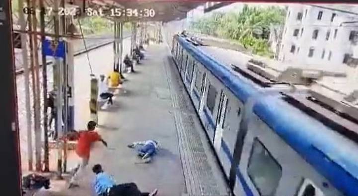 Train Accident: దరిద్రం నెత్తిన కూర్చుంటే ఇలానే ఉంటుంది.. ప్లాట్ ఫాంపై నిలబడ్డా రైలు గుద్దేసింది