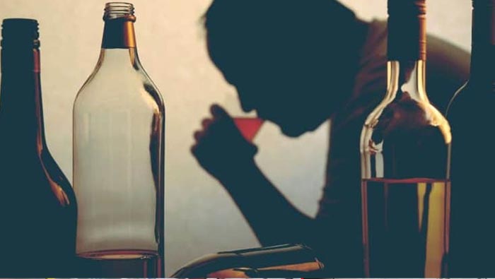 Hyderabad: భర్త మృతితో.. వైన్ షాప్ కి వెళ్లిన భార్య..