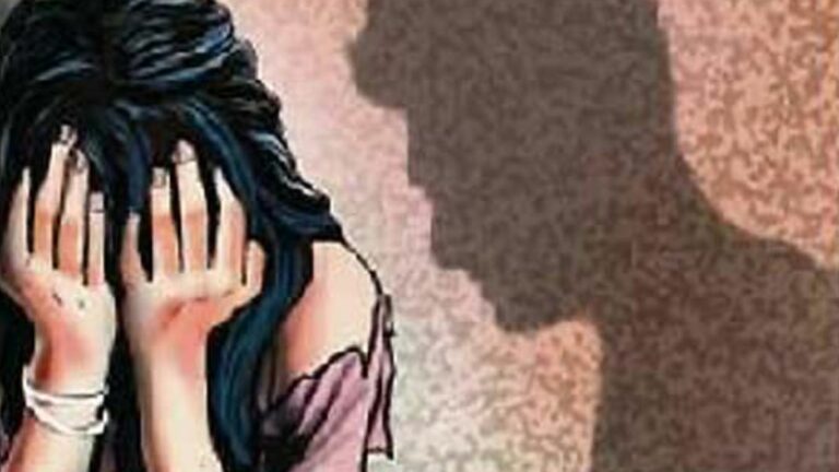 Hyderabad News: మద్యం మత్తులో యువకుడి వీరంగం.. నడి రోడ్డుపైనే యువతిని వివస్త్రను చేసి..!