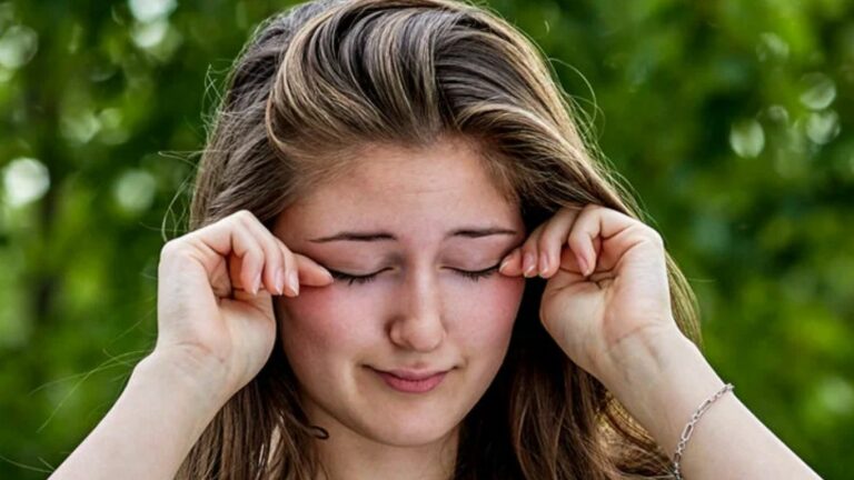 Itchy Eyes Home Remedies: కళ్ల దురదతో ఇబ్బంది పడుతున్నారా?.. ఈ హోం రెమెడీస్‌తో ఇట్టే చెక్ పెట్టండి!