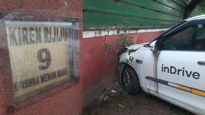 Kiren Rijiju: కేంద్ర మంత్రి కిరణ్ రిజిజు ఇంటి గోడను ఢీకొన్న క్యాబ్