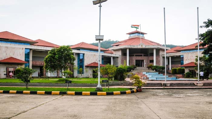 Manipur High Court: సామూహిక ఖననంపై హైకోర్టు స్టే… కర్ఫ్యూ  కొనసాగింపు