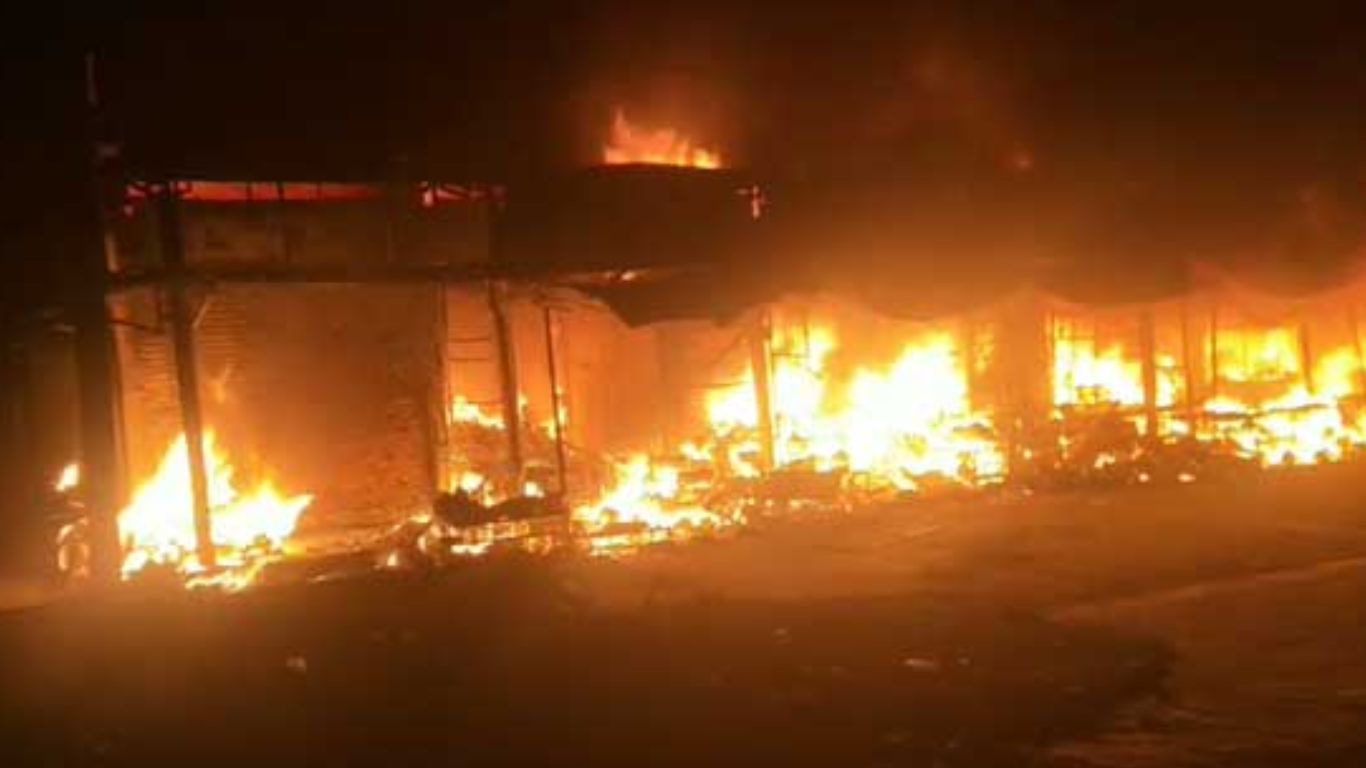 Fire Accident: శ్రీశైలంలో భారీ అగ్ని ప్రమాదం.. 15 దుకాణాలు దగ్ధం! కోట్లలో ఆస్తి నష్టం