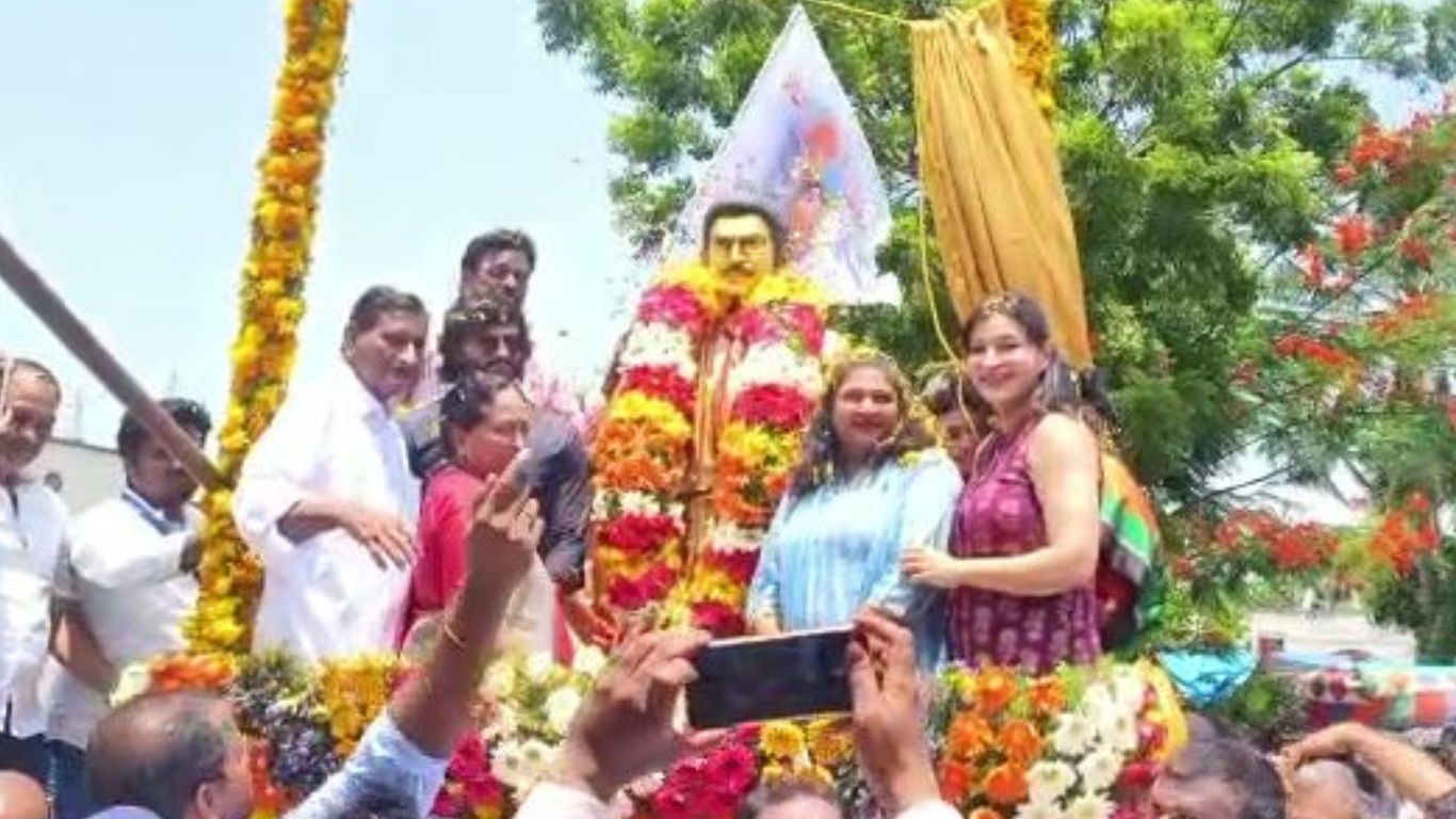 Superstar Krishna Statue: బుర్రిపాలెంలో ‘సూపర్ స్టార్’ కృష్ణ విగ్రహావిష్కరణ.. భారీగా తరలివచ్చిన ఫాన్స్!
